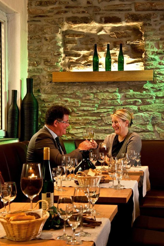 Weinhotel Sonnenschein Ernst Bagian luar foto