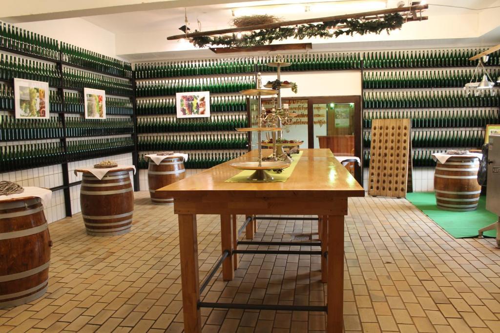Weinhotel Sonnenschein Ernst Bagian luar foto
